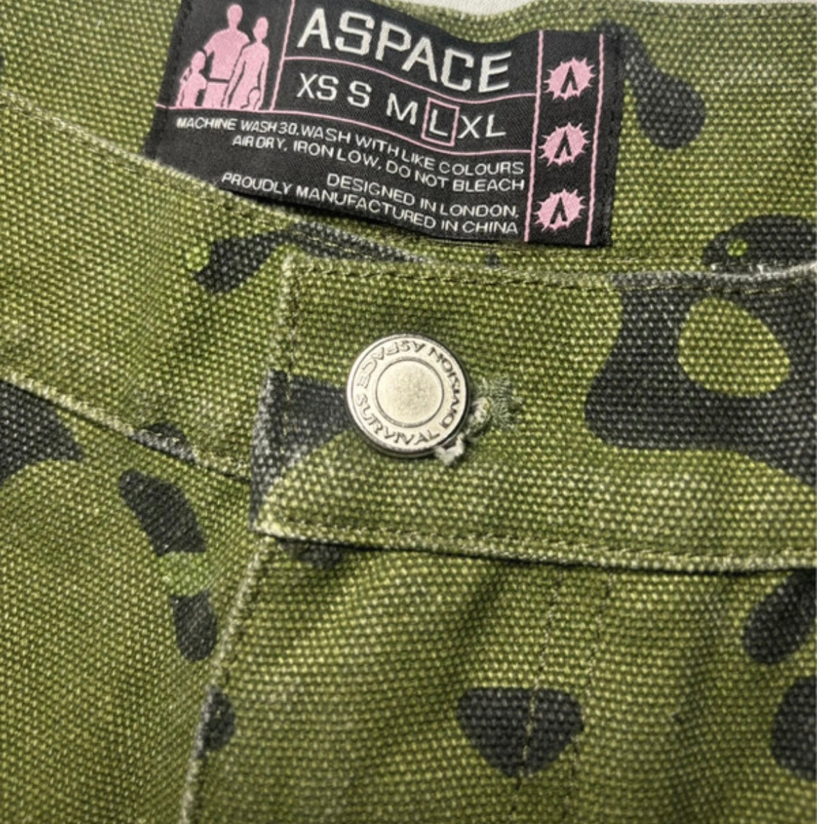 A SPACE LOVE GREEN CAMO CARPENTER JEANS BAGGY UTILITY WORKWEAR SIZE LARGE W34