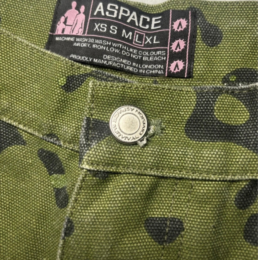 A SPACE LOVE GREEN CAMO CARPENTER JEANS BAGGY UTILITY WORKWEAR SIZE LARGE W34