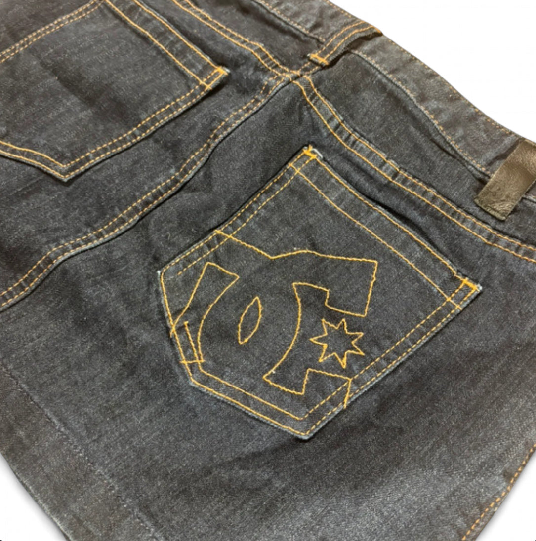 VINTAGE Y2K DC SHOES DENIM MINI SKIRT DARK WASH BIG POCKET LOGO SIZE 27 W29